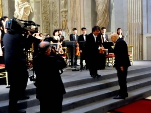 Italian President Napolitano congratulates the Vietnam National Symphony Orchestra on their brilliant performance (Photo: VNA) 